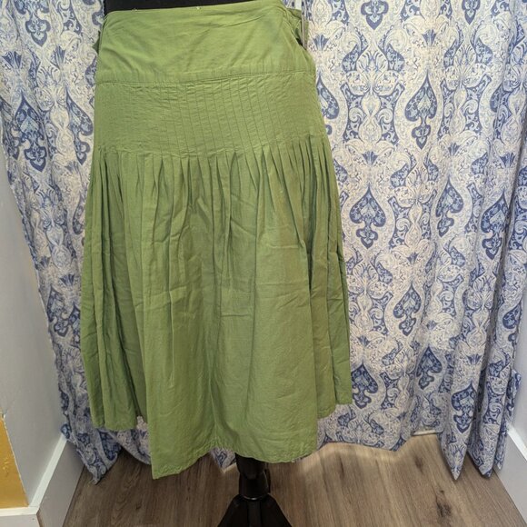 Green Skirt - Picture 3 of 4